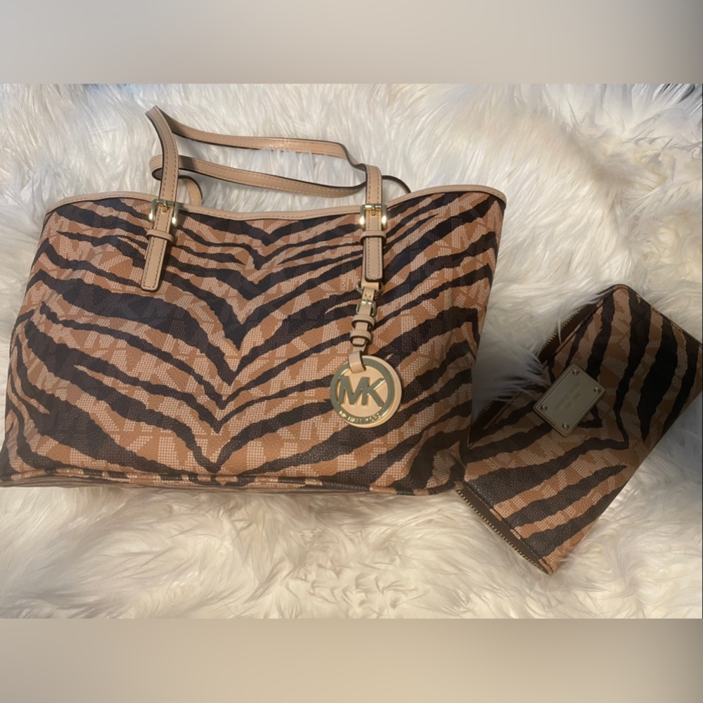 Purse and matching wallet never used in dust bag